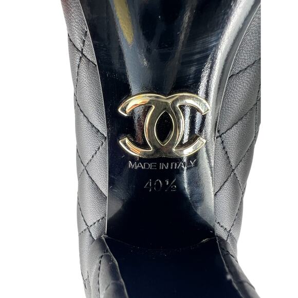 Chanel 2022 Quilted Interlocking Cap Toe CC Logo Pumps - Picture 13 of 13